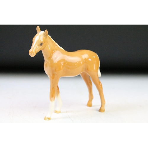 41 - Five Beswick porcelain horses / foals to include four brown gloss examples (prancing stallion, mare ... 