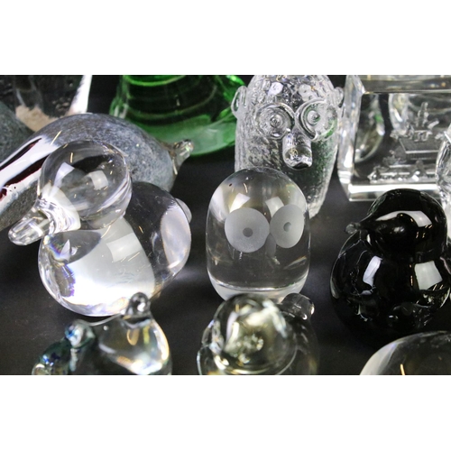 111 - Collection of assorted glass animal paperweights, mostly unsigned including a green dapple frog, mou... 