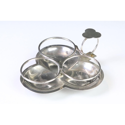 60 - A fully hallmarked sterling silver & cut glass cruet set in the form of a three leaf clover, assay m... 