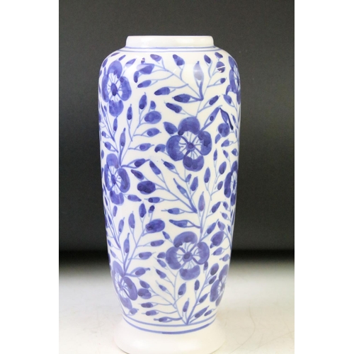 92 - Collection of 20th Century oriental ceramics to include a blue and white floral vase, two lidded gin... 