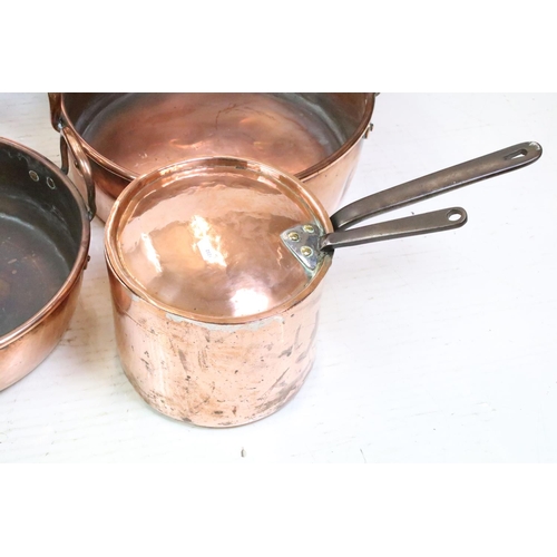 394 - 19th Century Victorian copper kitchenware to include a large kettle, two twin handled pans, lidded s... 