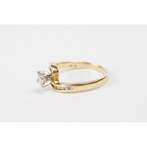 226 - 18ct Yellow Gold Diamond Ring