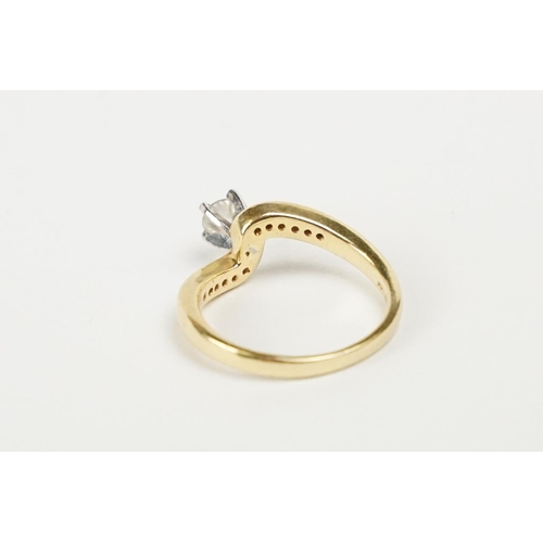 226 - 18ct Yellow Gold Diamond Ring