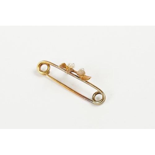 260 - A vintage bar brooch in the form of mistletoe with seed pearl decoration.