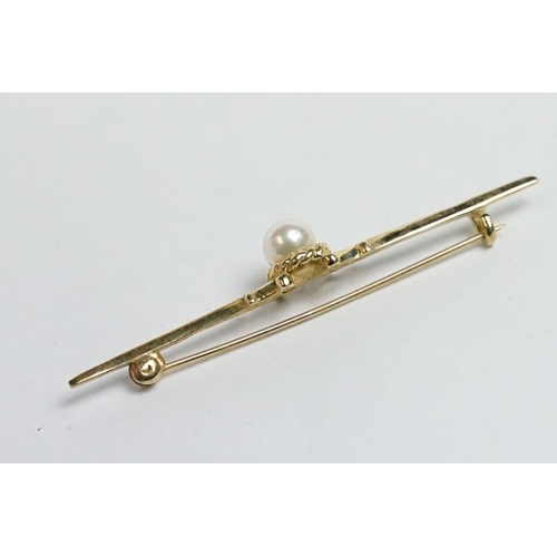 269 - A hallmarked 9ct gold ladies bar brooch with central pearl.