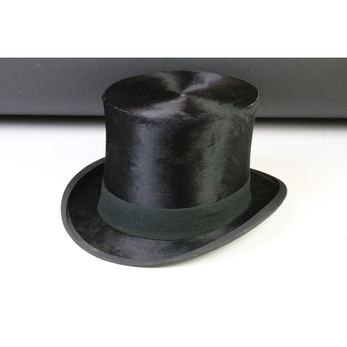 189 - Early 20th Century silk top hat by Dunn & co together with another Dunn & Co collapsible top hat. Si... 