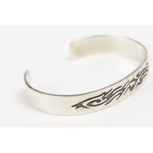 284 - A contemporary 925 sterling silver open ended cuff bangle with engraved tribal decoration, marked 92... 