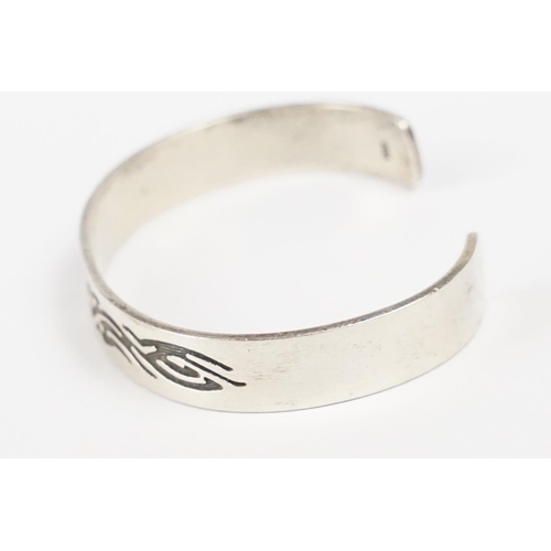 284 - A contemporary 925 sterling silver open ended cuff bangle with engraved tribal decoration, marked 92... 