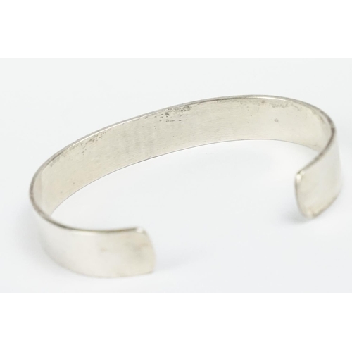 284 - A contemporary 925 sterling silver open ended cuff bangle with engraved tribal decoration, marked 92... 