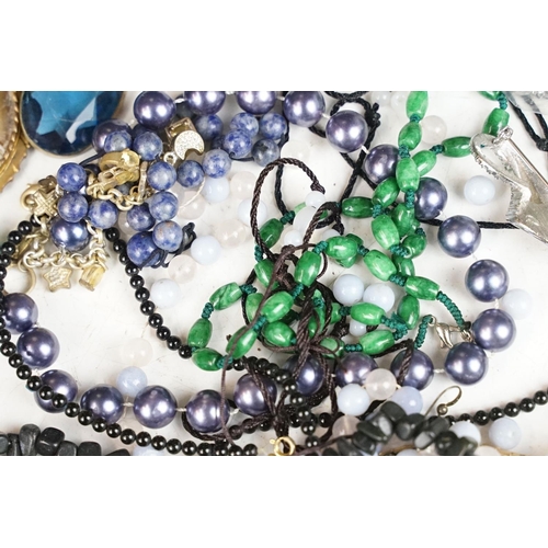 339 - A small group of contemporary costume jewellery to include a malachite beaded necklace.