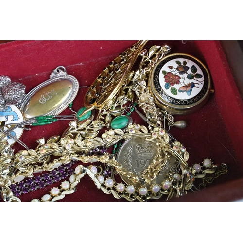 347 - A collection of vintage and contemporary costume jewellery