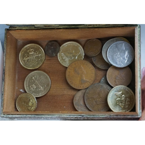 353 - A small collection of mixed coins to include commemorative and pre decimal silver examples.