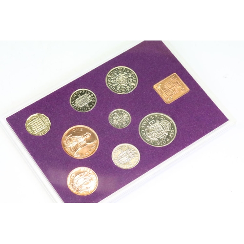 124 - A collection of uncirculated coin sets to include three Royal Mint year sets, coin covers and a Roya... 