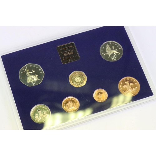 124 - A collection of uncirculated coin sets to include three Royal Mint year sets, coin covers and a Roya... 