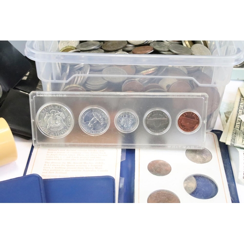 132 - A collection of mixed coins to include British decimal and pre decimal, commemorative and world exam... 