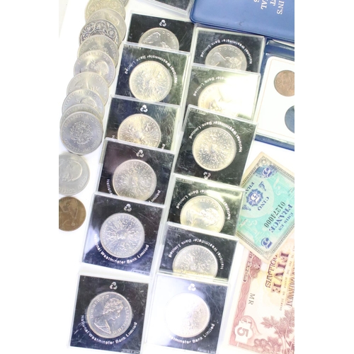 132 - A collection of mixed coins to include British decimal and pre decimal, commemorative and world exam... 