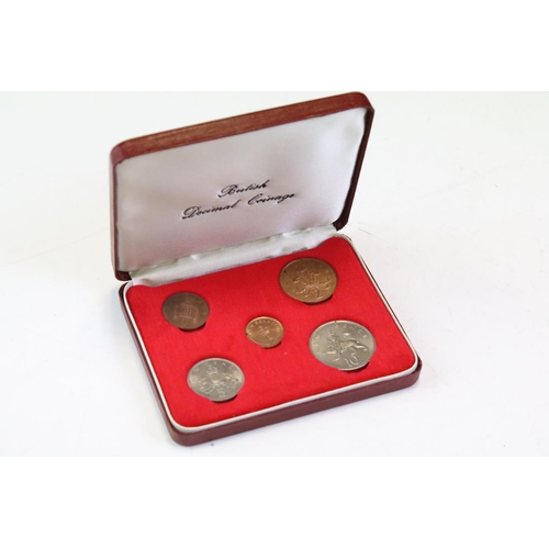 149 - A collection of mainly uncirculated commemorative coins to include a selection of crowns, including ... 