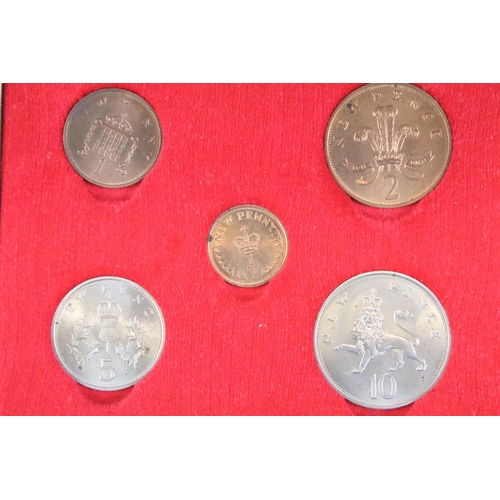 149 - A collection of mainly uncirculated commemorative coins to include a selection of crowns, including ... 