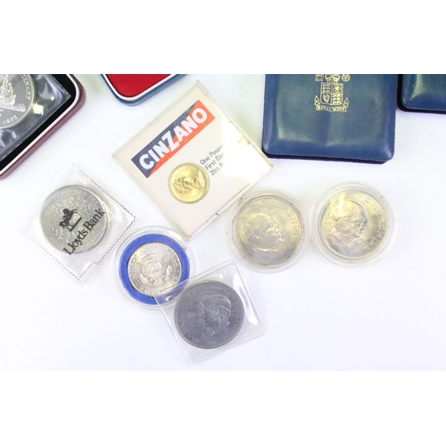 149 - A collection of mainly uncirculated commemorative coins to include a selection of crowns, including ... 