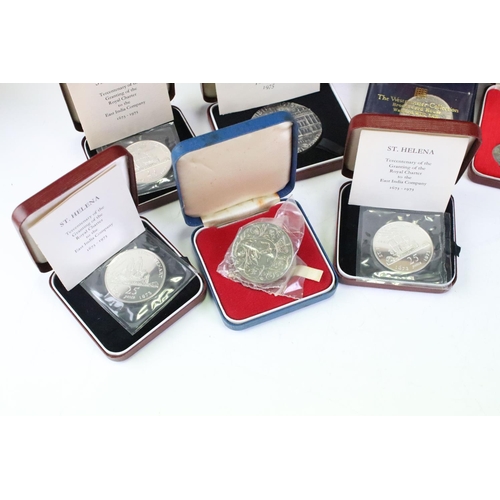 149 - A collection of mainly uncirculated commemorative coins to include a selection of crowns, including ... 