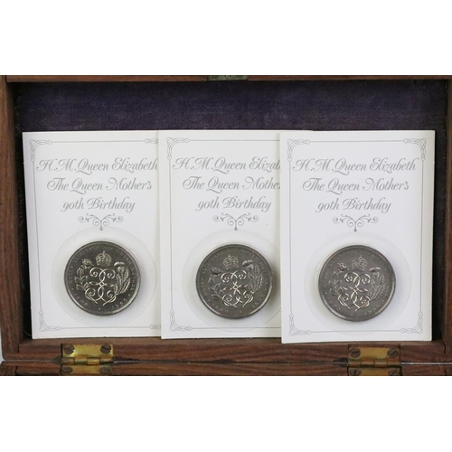 163 - A collection of British commemorative coins to include uncirculated commemorative crowns within caps... 