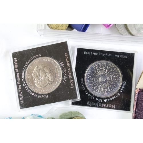 213 - A small collection of British and World coins to include uncirculated and commemorative examples tog... 