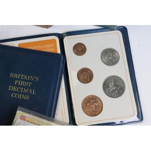 213 - A small collection of British and World coins to include uncirculated and commemorative examples tog... 