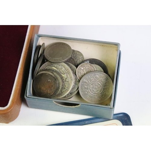 213 - A small collection of British and World coins to include uncirculated and commemorative examples tog... 