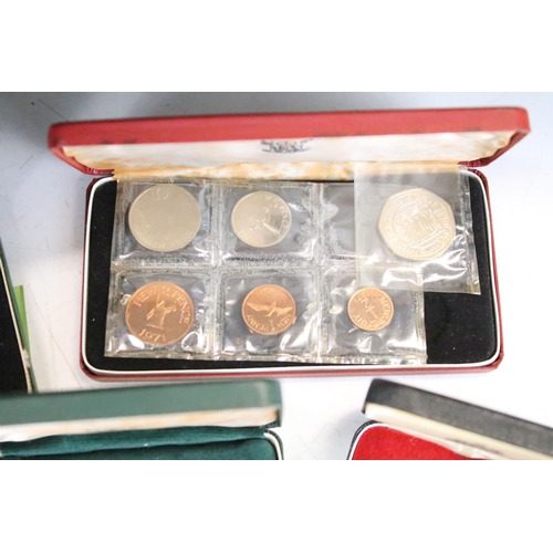 26 - A collection of cased uncirculated and proof coins to include silver proof examples.