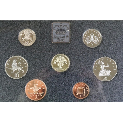 39 - A collection of Royal Mint Uncirculated coin sets to include six year sets, £5 coins, 50p coins and ... 