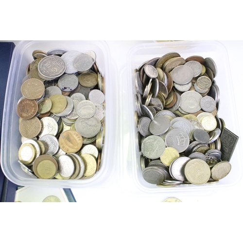 40 - A collection of mixed coins to include a large selection of world coins, collectors coins, commemora... 