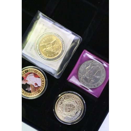 40 - A collection of mixed coins to include a large selection of world coins, collectors coins, commemora... 