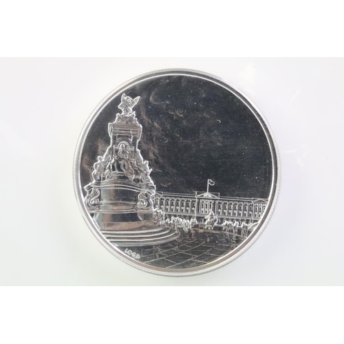 83 - A Royal Mint United Kingdom 2015 'Buckingham Palace' £100 fine silver coin.