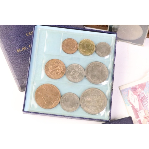 210 - A small collection of British and World coins to include Commemorative and uncirculated examples tog... 