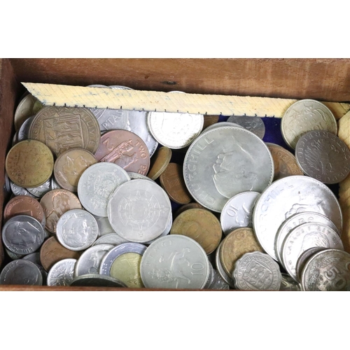 210 - A small collection of British and World coins to include Commemorative and uncirculated examples tog... 