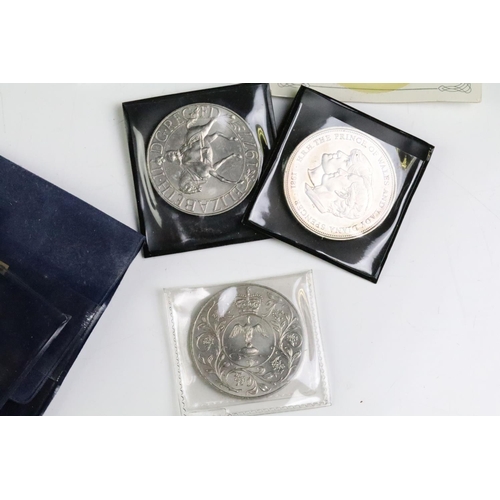 217 - A collection of uncirculated commemorative proof coins to include a cased set of Legendary Aircraft ... 