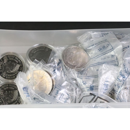 249 - A collection of mainly British commemorative coins to include Crowns, £1 and £5 examples together wi... 