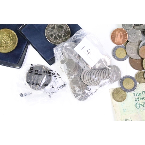 275 - A collection of mainly circulated British and World coins to include commemorative examples and toge... 