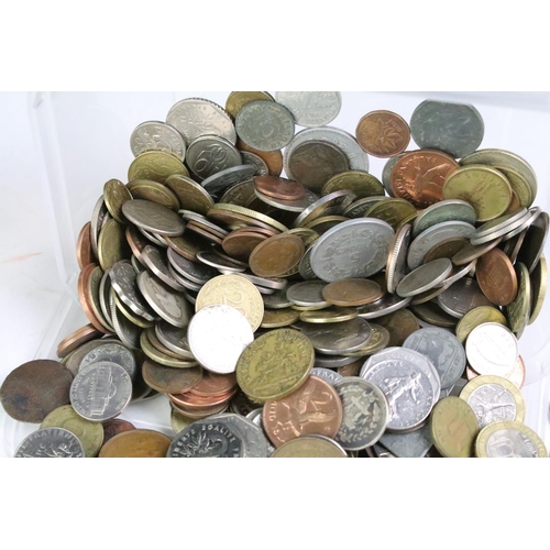 275 - A collection of mainly circulated British and World coins to include commemorative examples and toge... 