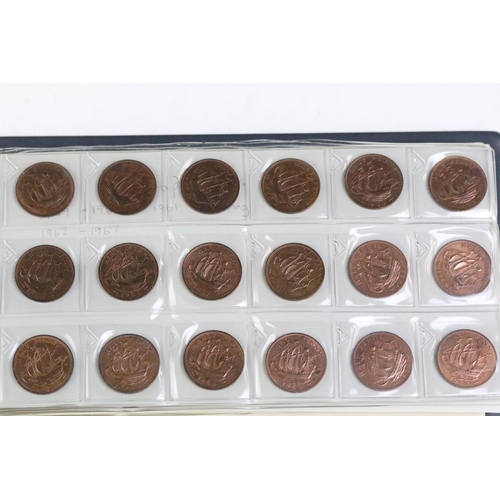 284 - A collection of British pre decimal half pennies and half crowns to include a good selection of Quee... 