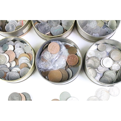 293 - A collection of British and world mixed coins to include silver and commemorative examples.