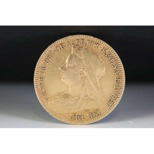 129 - A British Queen Victoria (Veiled Head) 1900 gold half sovereign coin.