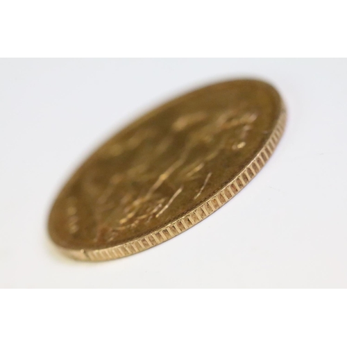 129 - A British Queen Victoria (Veiled Head) 1900 gold half sovereign coin.