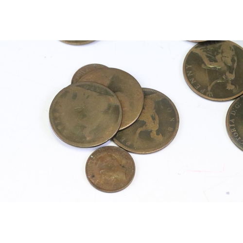 134 - A large collection of British pre decimal coins to include half crowns, pennies, half pennies ....et... 