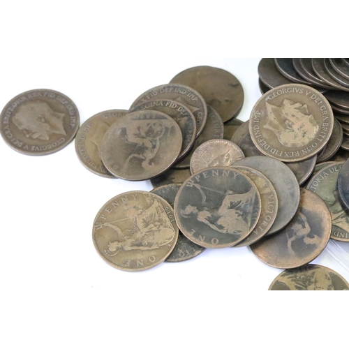 134 - A large collection of British pre decimal coins to include half crowns, pennies, half pennies ....et... 