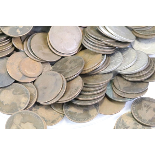 134 - A large collection of British pre decimal coins to include half crowns, pennies, half pennies ....et... 