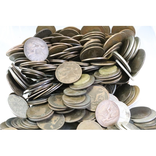 134 - A large collection of British pre decimal coins to include half crowns, pennies, half pennies ....et... 