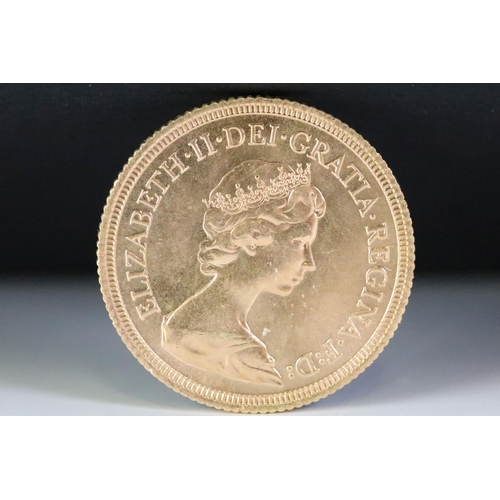 137 - A British Queen Elizabeth II uncirculated 1979 gold full sovereign coin.