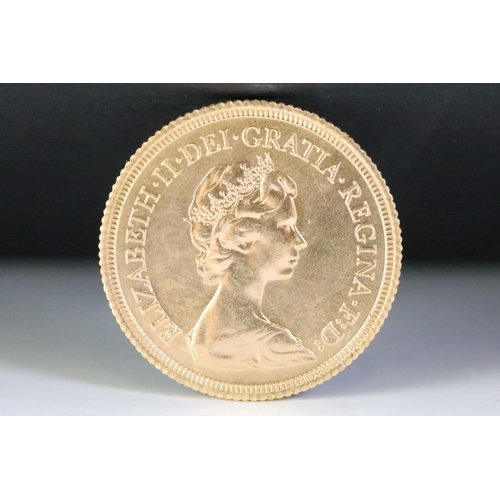 140 - A British Queen Elizabeth II uncirculated 1979 gold full sovereign coin.