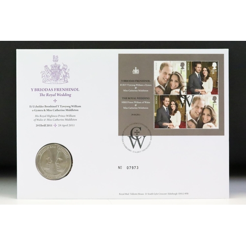 152 - A collection of approx eighteen £5 coin / stamp covers to include 2000 Royal Four Generations, 2015 ... 